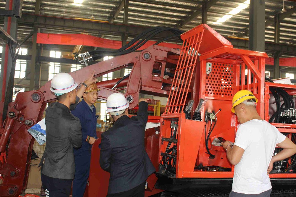 四驅(qū)礦車越野挑戰(zhàn)賽：誰能征服45度陡坡？
