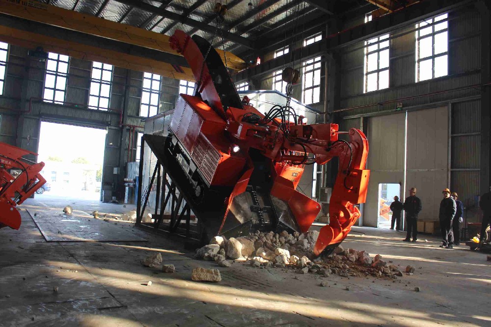 礦用扒渣機履帶材質(zhì)對比：橡膠vs鋼鏈誰更耐用
