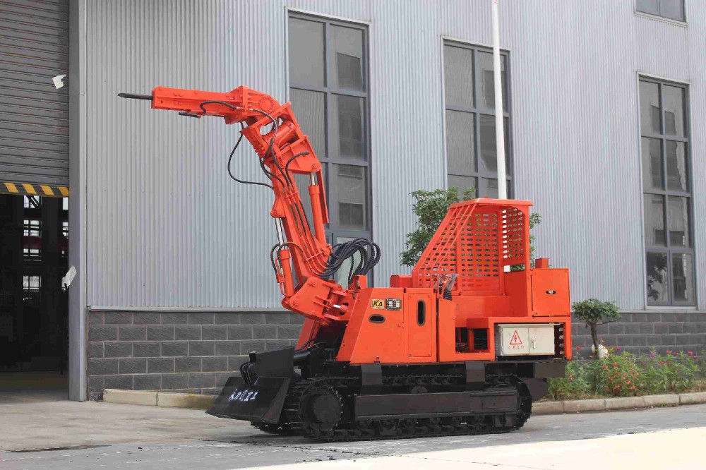 扒渣機女司機訪談：這個行業(yè)女性也能頂半邊天！
